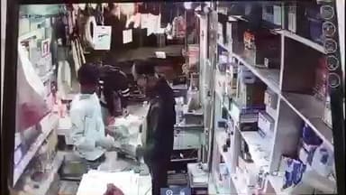 टेटिया बम्बर: खड़गपुर: बातों में उलझाकर दुकान के गल्ले से ₹10,000 लेकर उचक्का फरार, सीसीटीवी में कैद