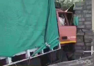 લીંબડી: લીંબડી હાઇવે પર બલદાણા ના પાટિયા પાસે ઉભેલી આઇસર ટ્રક ને પાછળથી ટ્રકે ટક્કર મારી 5 લોકો ઇજાગ્રસ્ત થતા સારવારમાં ખસેડાયા