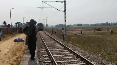 नांगल राजावतान: नांगल राजावतान के रेलवे स्टेशन पर ट्रेन से उतरते समय महिला का पैर फिसला, ट्रेन से दोनों पैर कटे, जयपुर में उपचार जारी