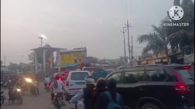 पिछोर: पिछोर नगर के डाक बंगला चौराहे पर लगा जाम, आवागमन में हुई परेशानी, जिम्मेदार नहीं दे रहे ध्यान