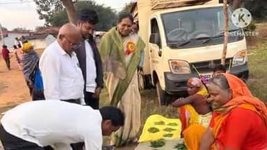 दुर्गुकोंदल: भानुप्रतापपुर विधायक ने कराकी सब्जी बाजार में देसी सब्जी खरीदकर किसानों का हौसला बढ़ाया