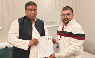 पुरवा: पुरवा विधायक अनिल सिंह ने बीएलओ को सौंपा SIR फार्म