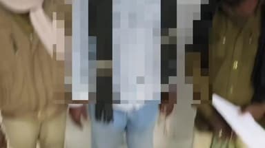 ताजपुर: ताजपुर पुलिस ने एक गाँव से 18 कार्टून विदेशी शराब के साथ एक व्यक्ति को किया गिरफ्तार