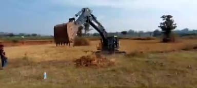 केरेडारी: मुखिया के हाथों सी.सी.एल C.S.R मद से वायफ संस्थान द्वारा तालाब नवनिर्माण कार्य का शुभारंभ