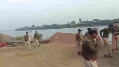 मुंगावली: मुंगावली में अवैध रेत खनन पर बड़ी कार्रवाई, 5 पनडुब्बी, 7 डंपर और 3 पोकलेन जब्त