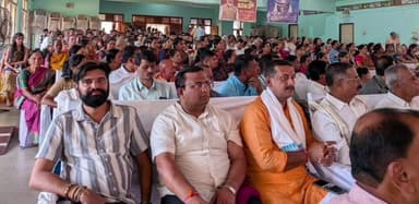 ಹೊನ್ನಾವರ: ಬಿಜೆಪಿ ಜಿಲ್ಲಾಧ್ಯಕ್ಷರ ಸುಪುತ್ರಿಯ ಹವ್ಯಕ ಸಭಾ ಭವನದಲ್ಲಿ ನಡೆದ ವಿವಾಹ ಸಮಾರಂಭದಲ್ಲಿ ಮನ್ ಕಿ ಬಾತ್ ನೇರ ಪ್ರಸಾರದ ವೀಕ್ಷಣೆ