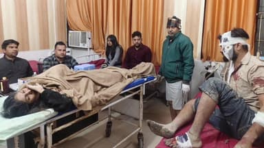 गोवर्धन: राधा कुंड में तेज रफ्तार कार खाई में गिरी, दो लोग घायल