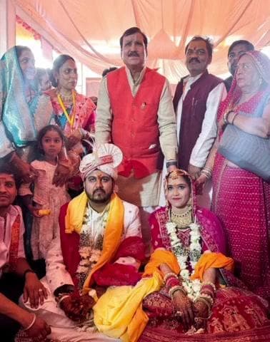 सारंगपुर: मुख्यमंत्री मोहन यादव के बेटे के विवाह में सारंगपुर विधायक गौतम टेटवाल योग गुरु बाबा रामदेव से मिले