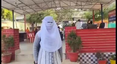 कर्वी: यज्ञ वेदी मंदिर के महंत समेत 3 लोगों पर महिला के शारीरिक शोषण का आरोप, महंत ने अपने परिवार के साथ की प्रेस कॉन्फ्रेंस