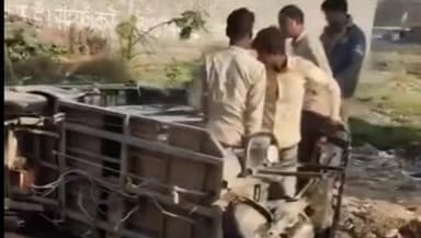 सहसवान: सहसवान में गोपालगंज मार्ग पर टूटी सड़क के कारण पलटते ई-रिक्शा बन रहे हादसों की वजह