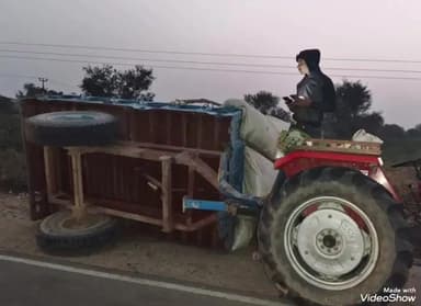 भीनमाल: ट्रैक्टर ट्रॉली अनियंत्रित होकर पलटी, बड़ा हादसा टला