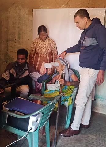 बैकुंठपुर: 70 वर्ष और उससे अधिक आयु के नागरिकों के लिए आयुष्मान वय वंदना कार्ड बनाने के लिए घर-घर सर्वे किया जा रहा है