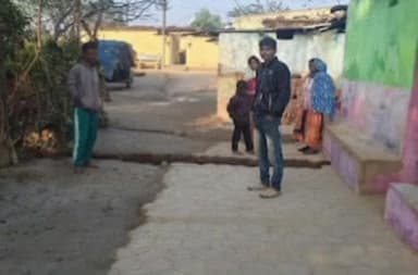 बैकुंठपुर: घटिया सीसी रोड निर्माण पर वार्डवासियों का फूटा आक्रोश, ठेकेदार की मनमानी से बिना मानक के डाली जा रही 1-2 इंच की ढला