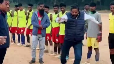 चाकुलिया: स्व. कार्तिक किस्कू मेमोरियल फुटबॉल टूर्नामेंट का शानदार आगाज़, विधायक समीर मोहंती ने किया उद्घाटन