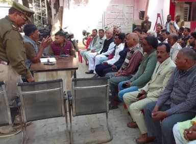 अतरौली: गंगीरी थाना कोतवाली परिसर में रविवार को आयोजित बैठक में थाना प्रभारी कुलबीर सिंह ने क्षेत्र के प्रधानों से की चर्चा