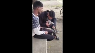 बरहज: देवरिया में दबंगों के हौसले बुलंद, चप्पल पर थूककर बेल्ट से बेरहमी से पीटा, वीडियो हुआ वायरल