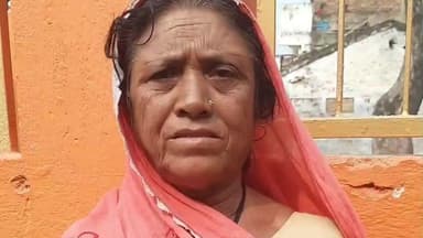 डंडारी: तेेतरी पंचायत में जीवित महिला को कागजों में मृत घोषित किया गया, महिला ने मीडिया को दी जानकारी