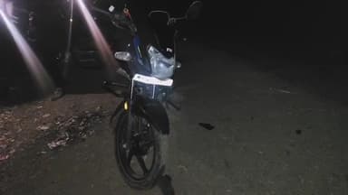 सैलाना: सैलाना पिपलौदा मार्ग पर बाइक सवार का एक्सीडेंट, राहगीरों ने सैलाना अस्पताल पहुंचाया, उपचार जारी