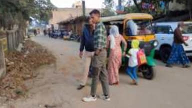 चांडिल: खबरिया पोर्टल का दावा: कपाली सरकारी स्कूल के पास सड़क पर मिट्टी डंप करने की खबर पढ़कर पहुंचे ओपी प्रभारी