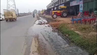 बड़वारा: विलायत कला में राजमार्ग किनारे बह रहा गंदा पानी, ग्रामीण परेशान, शिकायत के बाद भी सरपंच-सचिव बेखबर