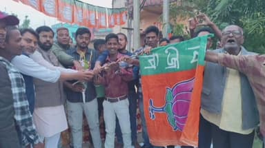 ফরিদপুর দুর্গাপুর: দুর্গাপুরের ৪৩ নম্বর ওয়ার্ডের নারায়ণপুর গ্রামের ৩০৬ নম্বর বুথে তৃণমূল ছেড়ে প্রায় একশটি পরিবার বিজেপিতে যোগ দিলেন