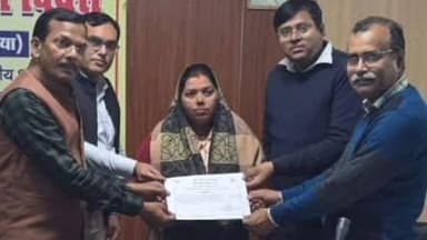 रसड़ा: रसड़ा के एसडीएम ने एसआईआर के बेहतर कार्य के लिए सात बीएलओ को किया सम्मानित