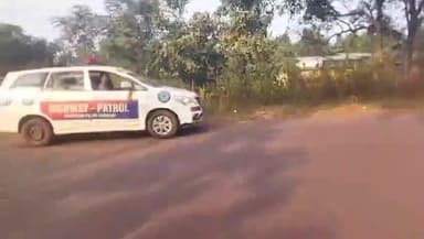 नोआमुंडी: नोआमुंडो में मौत को मात! बेकाबू 18 चक्का ट्रेलर पेड़ से टकराकर पलटा, ड्राइवर फरार