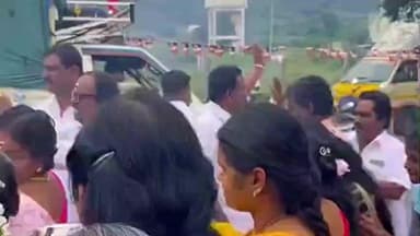 தேன்கனிகோட்டை: ராஜூவ்காந்தி நகரில் புதியதாக 5 லட்சம் மதிப்பீட்டில் சிமெண்ட் சாலை அமைக்கும் பணிக்கு எம்எல்ஏ பூமி பூஜை