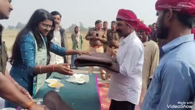 चुनार: शेरवा पुलिस चौकी परिसर में 150 जरूरतमंदों को सीओ चुनार ने बांटे कंबल