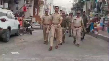 साक्री: पिंपळनेर नगरपरिषद निवडणूकीच्या पार्श्वभूमीवर पिंपळनेर पोलिसांनी शहरातून काढला रूट मार्च..