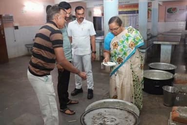 చేర్యాల: చేర్యాల పట్టణంలోని సాంఘిక సంక్షేమ గురుకుల పాఠశాలను ఆకస్మికంగా సందర్శించిన కలెక్టర్ హైమావతి