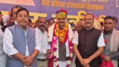 नैनवां: नवनियुक्त कांग्रेस जिलाध्यक्ष महावीर मीणा ने अलवर पहुंचकर विधानसभा नेता प्रतिपक्ष टीकाराम जूली को जन्मदिन की शुभकामना दी