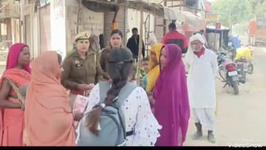 चुनार: महिला सिपाहियों ने चुनार नगर में मिशन शक्ति फेज 5 के तहत महिलाओं को किया जागरूक