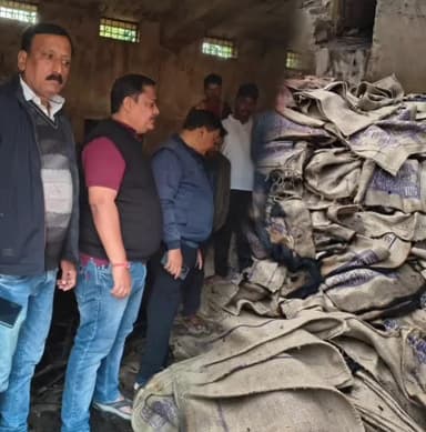 घरघोड़ा: धान मंडी में बारदानों की ढेरी में लगी आग, प्रशासन मौके पर जांच में जुटा