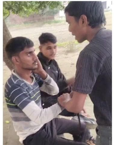 #देवरिया में एक युवक की बेरहमी से पिटाई की
✍️3 दबंगों ने युवक को चप्पल पर थूक चटवाया,बेल्ट से पिटाई और गाली गलौज की