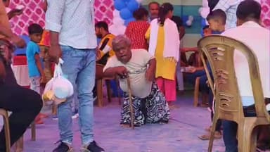 ভাঙড় ১: লাঠিতে ভর করে,শারীরিক প্রতিবন্ধকতা থাকা সত্ত্বেও রক্তদান করলেন বোদরার এক সহৃদয়বান ব্যক্তি