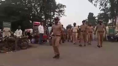 पैठण: नगरपालिका निवडणुकीच्या पार्श्वभूमीवर पैठण येथे पोलिसाचे पथ संचलन