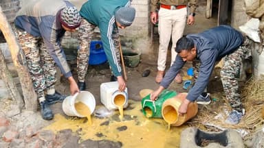 মঙ্গলকোট: চোলাই মদ বন্ধে অভিযানে মঙ্গলকোট আবগারি বিভাগ, তারা শ্যামবাজার সহ একাধিক জায়গায় অভিযান চালিয়ে ১৫ লিটার মদ উদ্ধার করল
