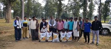 #बालाघाट
पंडरीपथरा के वनपट्टा धारक किसानों को गेहूं लगाने तैयार किया गया
संयुक्त संचालक कृषि श्री नेताम ने चैनाटोला म...