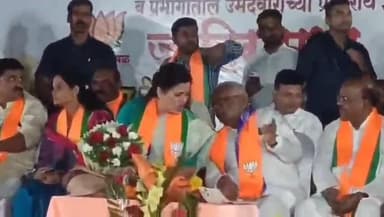 तेल्हारा: पुरुष मतदारांवर अमरावतीच्या माजी खासदार नवनीत राणा यांचं वादग्रस्त विधान सोशल मीडियावर प्रचंड प्रमाणात व्हायरल