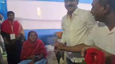 ভাঙড় ১: ভাঙ্গড় এর অন্তর্গত দুর্গাপুরে রক্তদান শিবিরে রক্ত দাতাদের পুষ্প দিয়ে সম্মাননা প্রদান করলেন ক্যানিং পূর্ব বিধায়ক