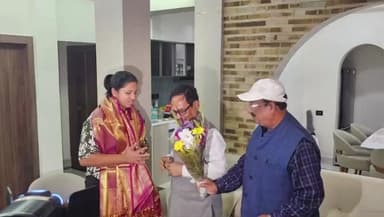 দার্জিলিং-পালবাজার: বিশ্বজয়ী রিচা ঘোষের বাড়িতে আড্ডা শিলিগুড়ি পুর নিগমের মেয়র গৌতম দেবের