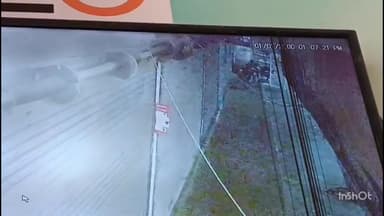 तेज रफ्तार कार ने तोड़ा शटर, राजीव गांधी मंदिर चौक की दुकान में घुसा वाहन, CCTV में कैद, पुलिस कर रही जांच