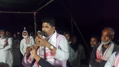 নৱগঠিত ছমৰীয়া সমষ্টিৰ গৰৈমাৰীৰ মাজৰটোপ "লুইতপৰীয়া" সপ্তাহিক দেওবৰীয়া বজাৰত উপস্থিত অধিবক্তা ৰফিকুল ইছলাম।