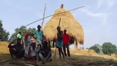 कुरडेग: कुरडेग में भाजपा कार्यकर्ताओं ने प्रधानमंत्री नरेंद्र मोदी के 'मन की बात' कार्यक्रम का प्रसारण सुना