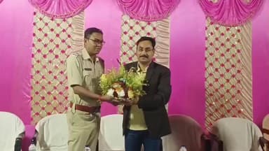 জয়নগর ১: ফুলের স্তবক দিয়ে জয়নগর থানার নতুন আইসি থেকে বরণ করে নিলেন জয়নগর থানার IC পার্থসারথি পাল