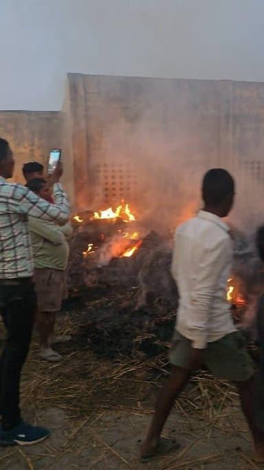 सहरसा जिला के बनमा ईटहरी थाना क्षेत्र के महारस गांव के बाढ़ आश्रय स्थल के समीप धान की राल में आग लगी,जलकर राख