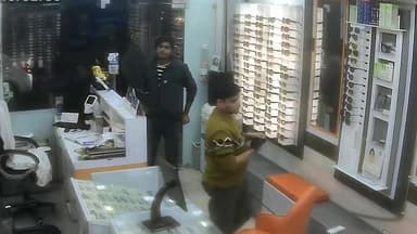 #गाजियाबाद - शातिर चोर की करतूत सीसीटीवी में कैद, वीडियो सोशल मीडिया पर वायरल, ऑप्टिकल्स शॉप में चश्मा दिखाने का बहाना ब...