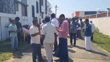 பொள்ளாச்சி: வஞ்சியாபுரம் பகுதியில் சாலையை சீரமைக்க கோரி அமைதி ஊர்வலத்தில் ஈடுபட்ட பொதுமக்களை தடுத்து நிறுத்திய அதிகாரிகள்