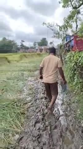 is video ko dekhiae yah video Madhepura jila Thana Srinagar pokhariya tola ward no. 1 ka hai yah rasta kafi samay se ,,